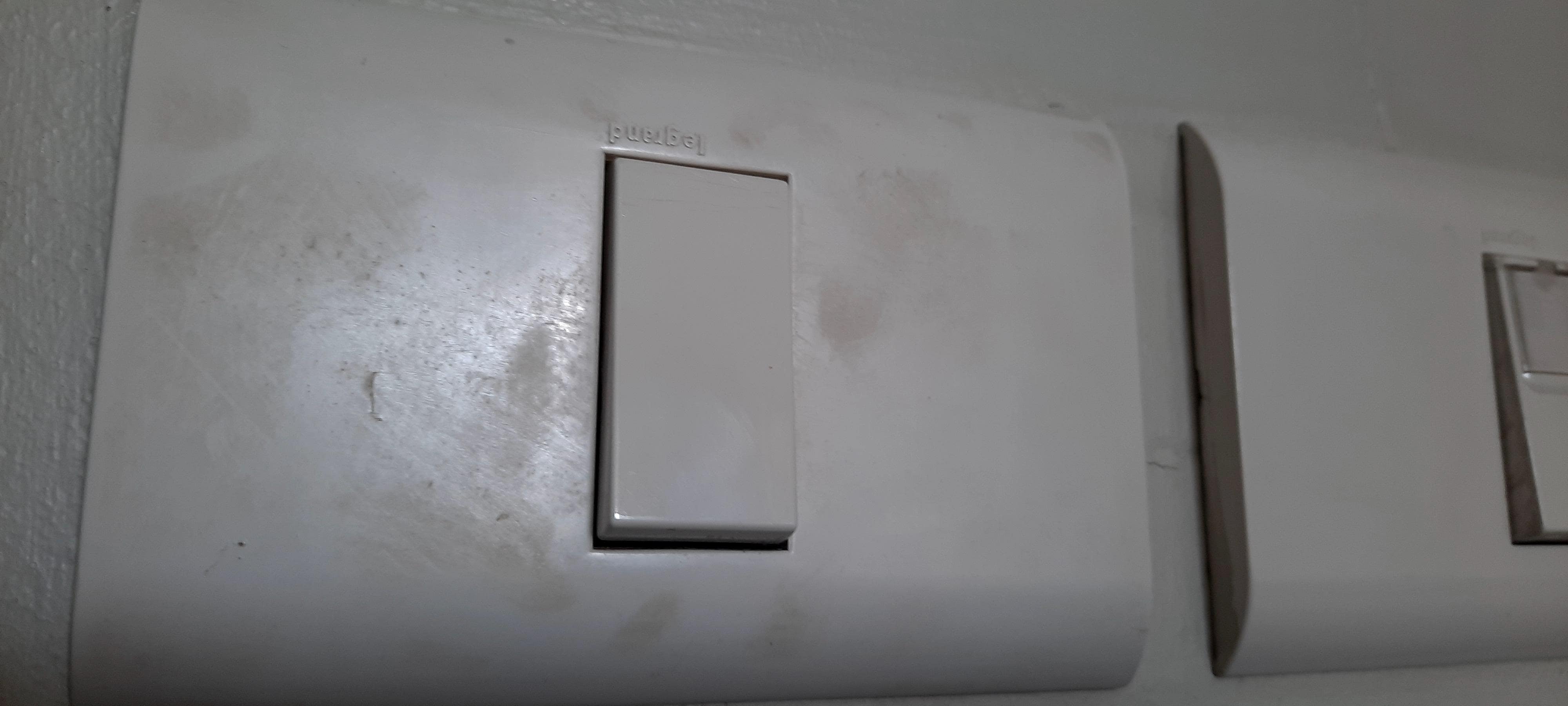 Les traces sales de l'interupteur.