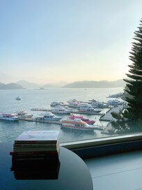 房間窗外就是湖景,下午在此看書超級舒服