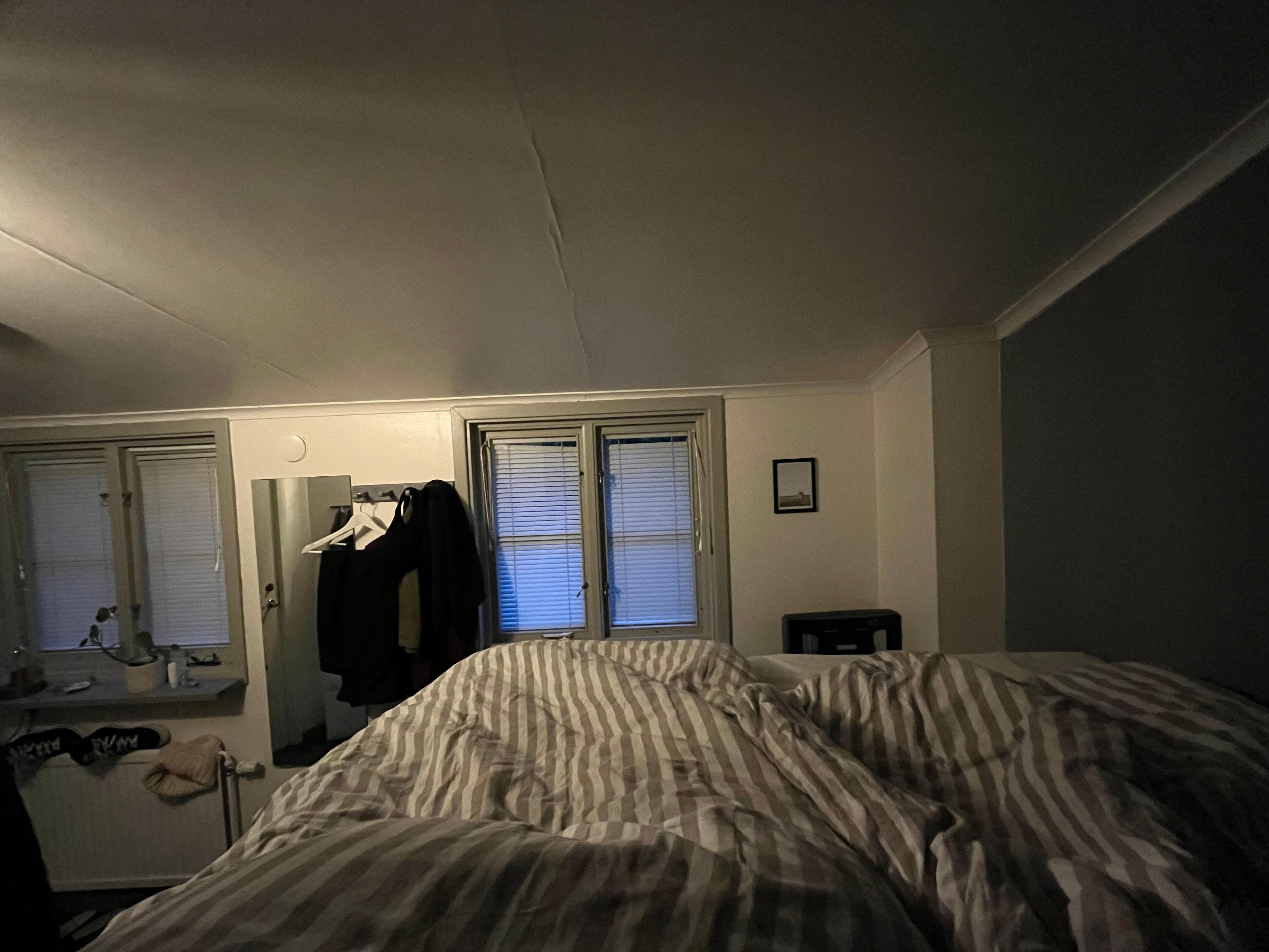 Loftsäng med mjuk madrass. Dubbelsäng.