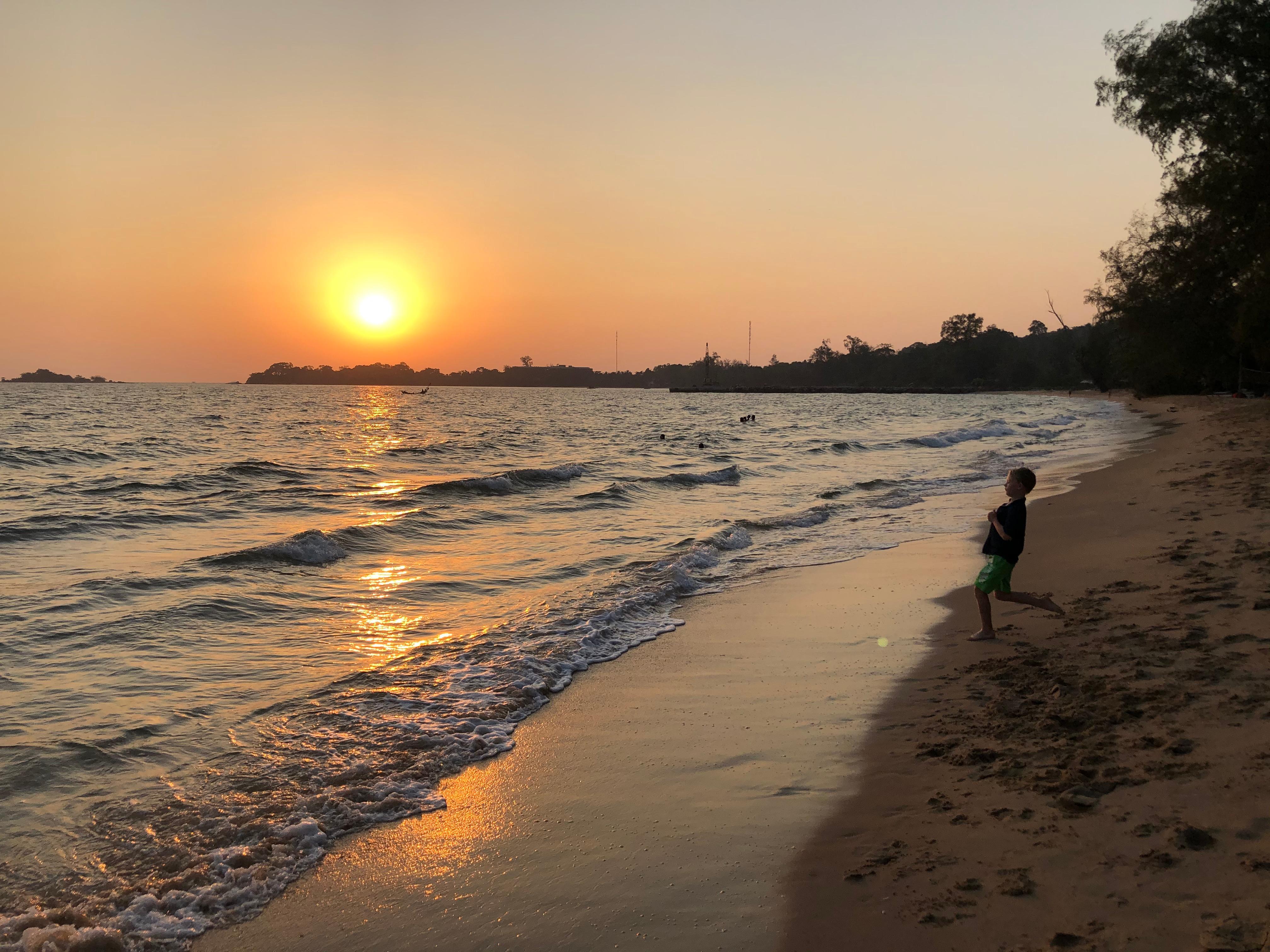 Strandpromenad till solnedgång 