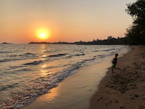 Strandpromenad till solnedgång