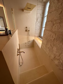 Salle de bain avec jacuzzi