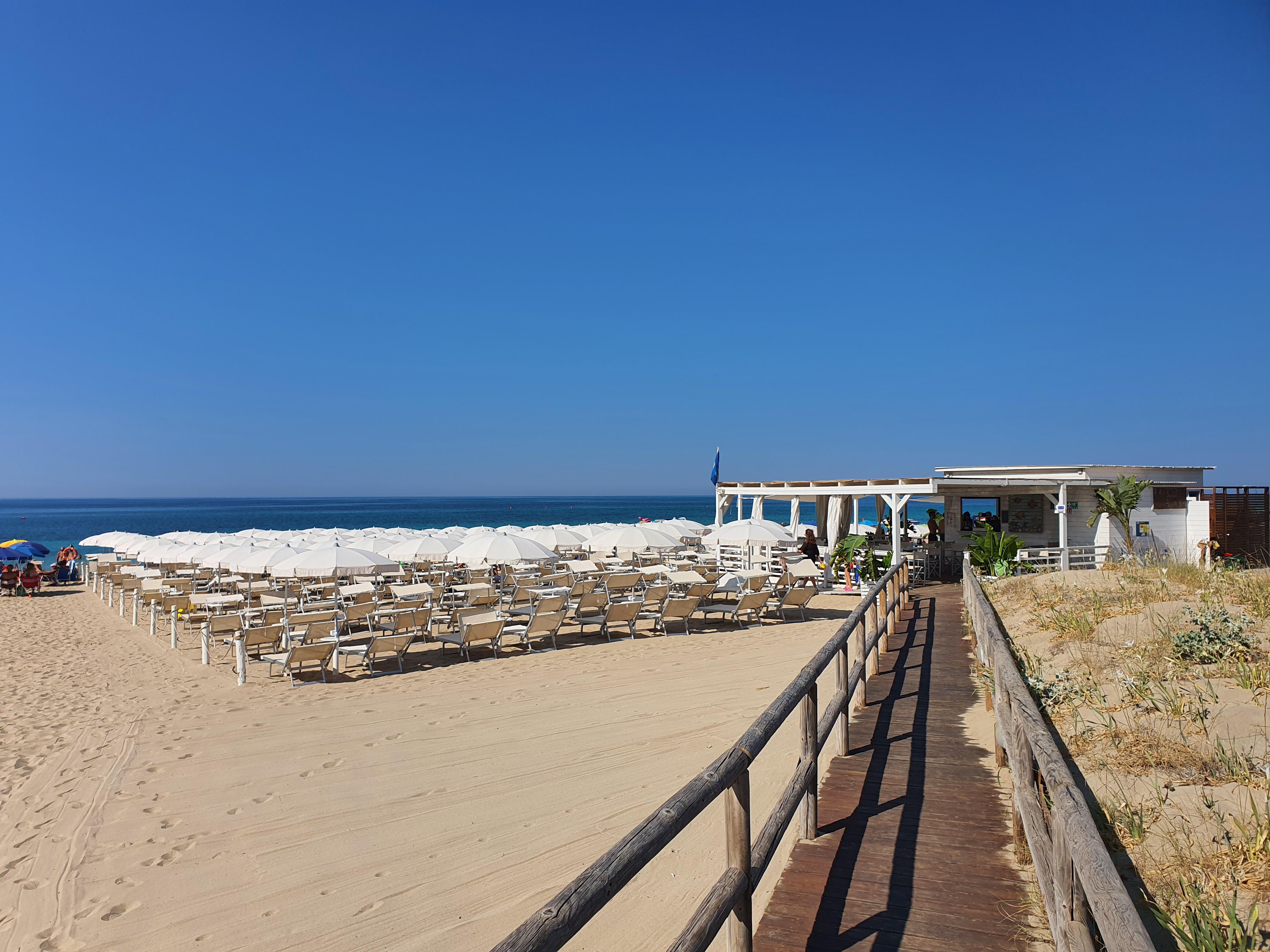 Schöner, eigener  Strandabschnitt mit Restaurant