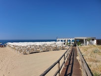 Schöner, eigener Strandabschnitt mit Restaurant