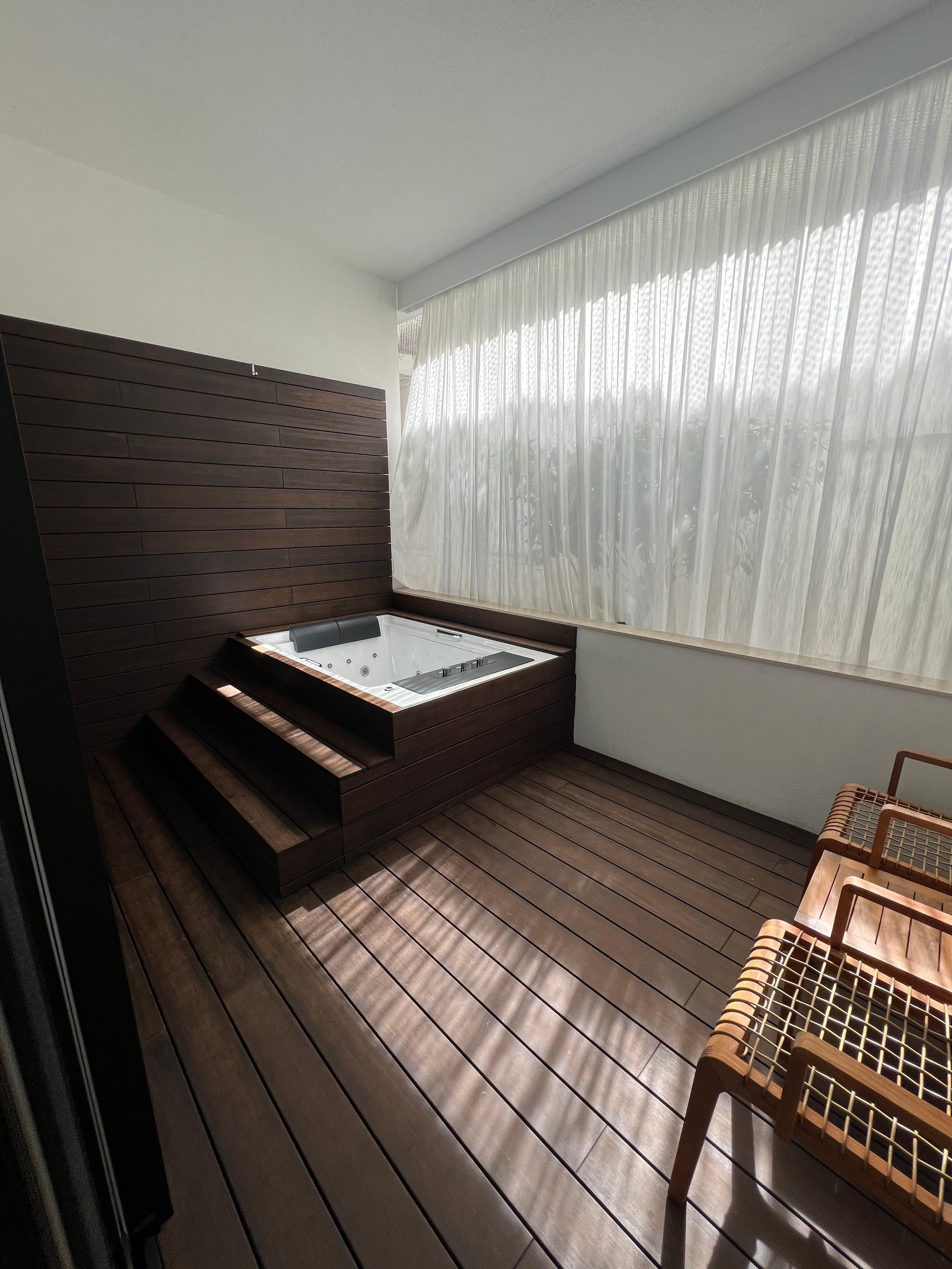 Jacuzzi room 