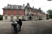 Parkering rett utenfor slottet.