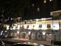 Fachada vista da praça em frente ao hotel