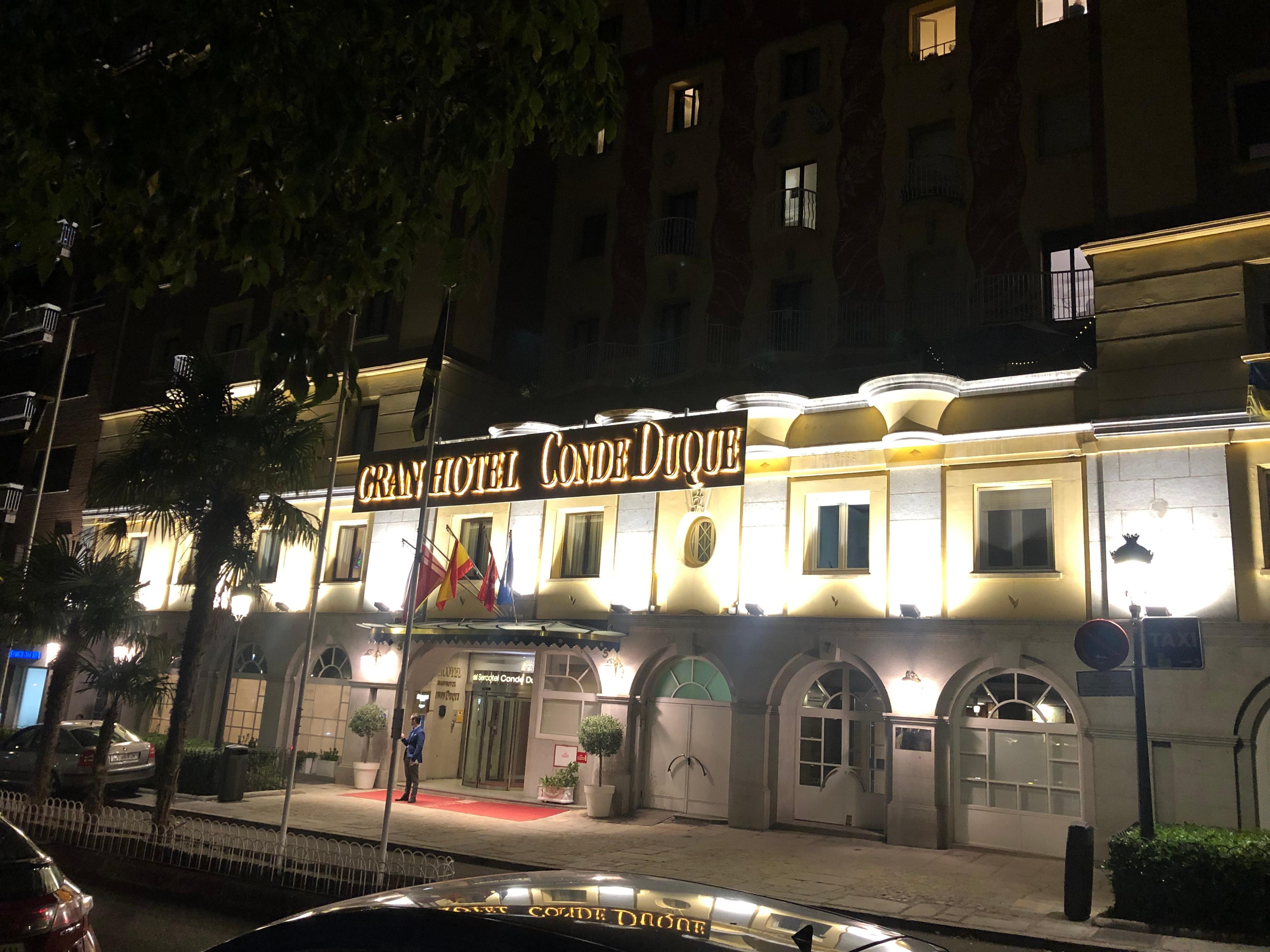 Fachada vista da praça em frente ao hotel