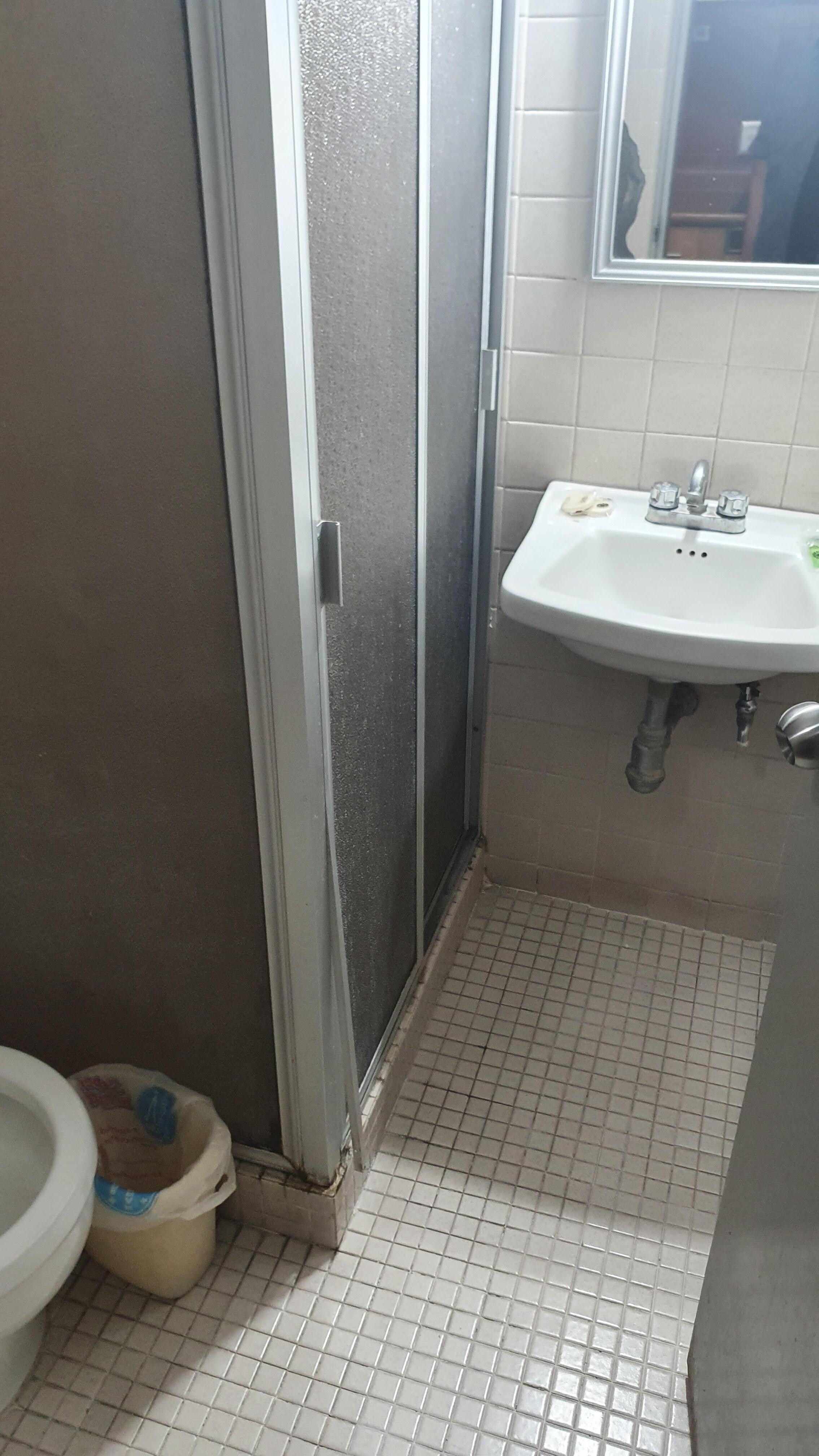 Corrosion y cancel de baño roto
