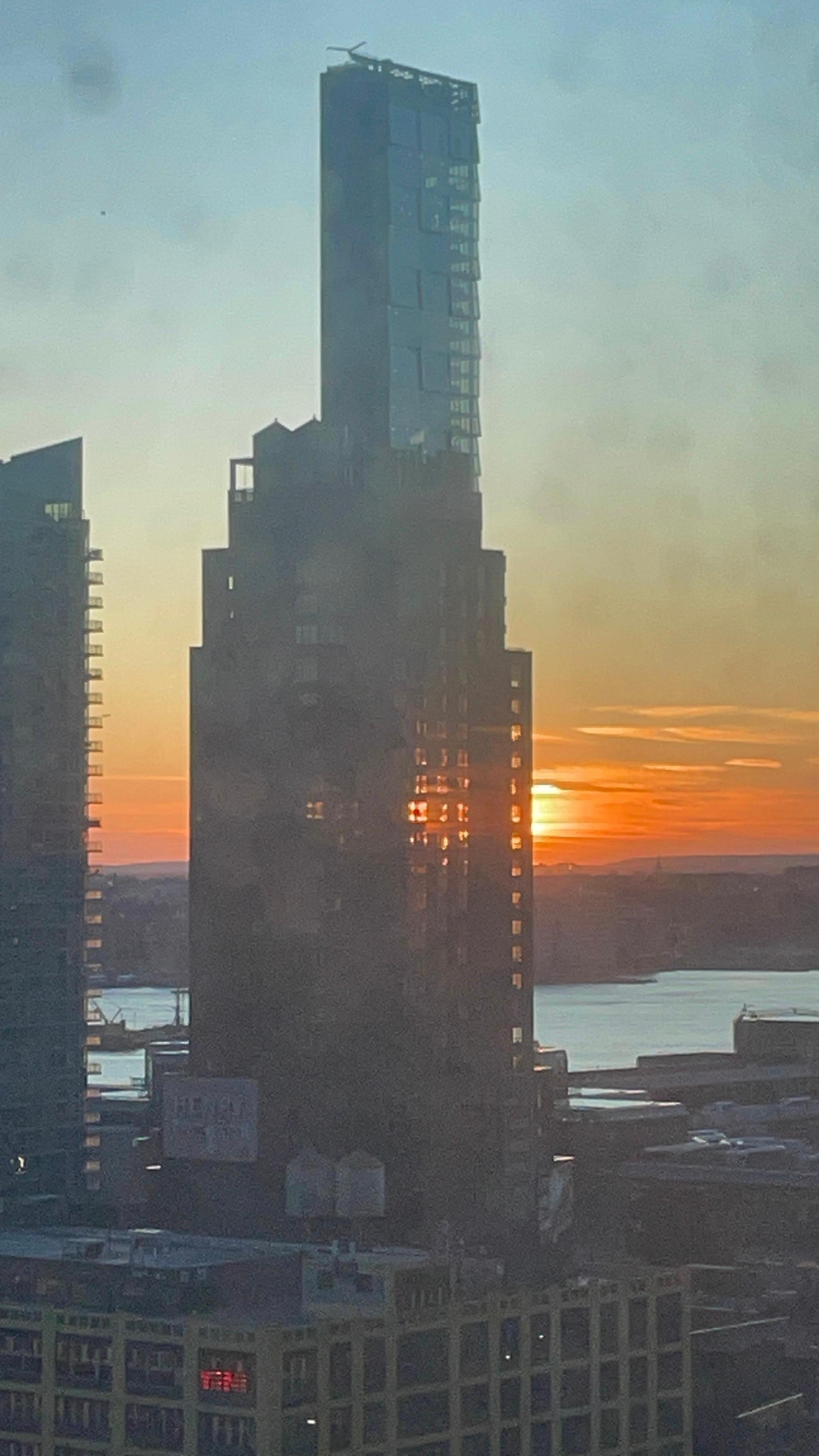 Stunning sunset NYC skyline views (pic #2)