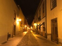 Gaden hvor hotellet har markiser ude.