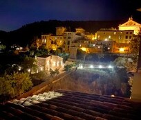 Udsigt over Valldemossa om aftenen fra værelset