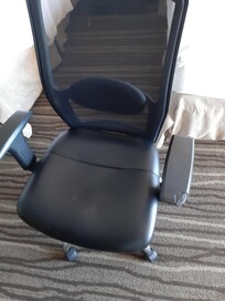 Armlehne des "Bürostuhls " kaputt