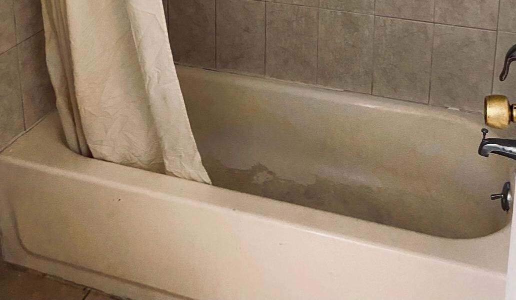 Jamás se usó ese baño tan sucio obviamente.
