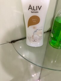 Tablette de douche pleine de calcaire et de moisissures