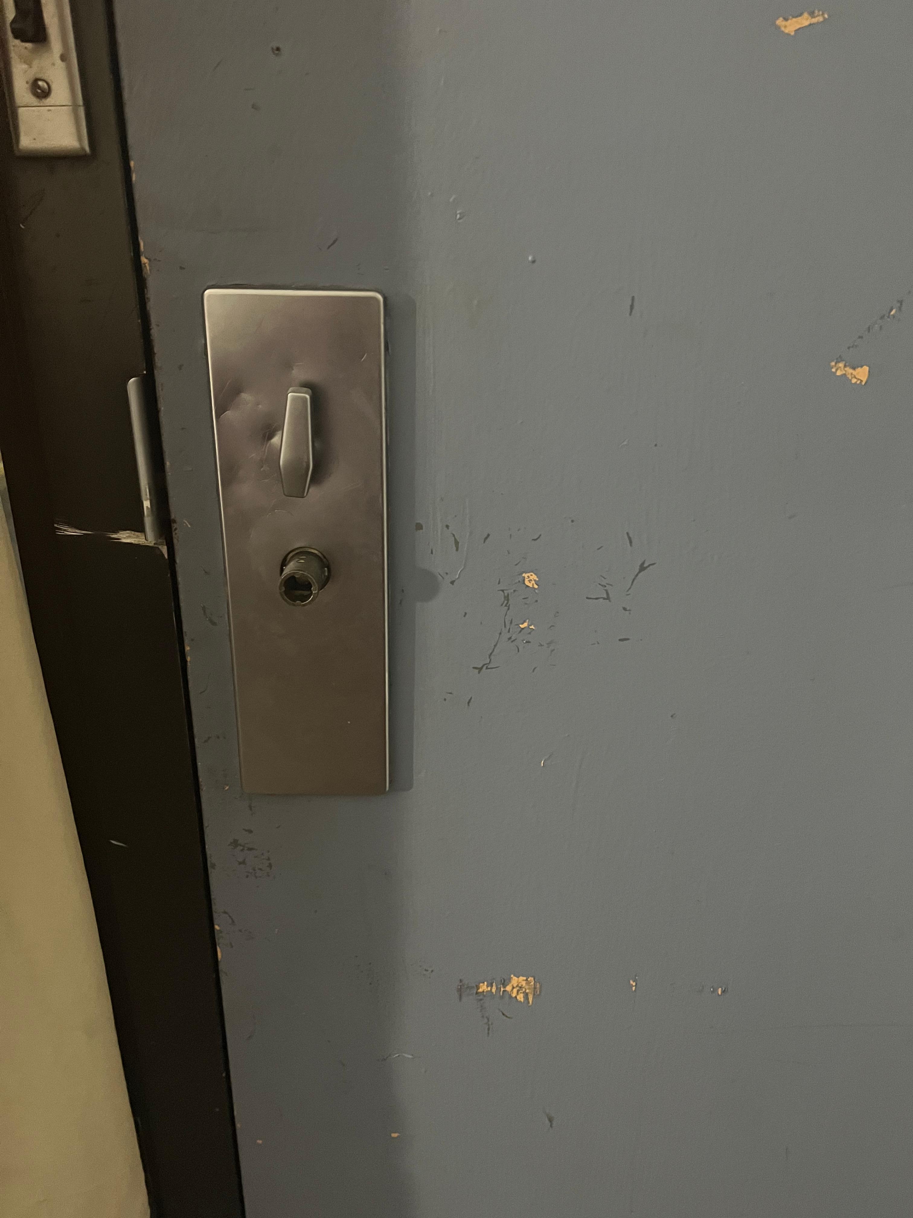 No inside handle on the door 