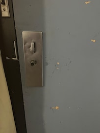 No inside handle on the door