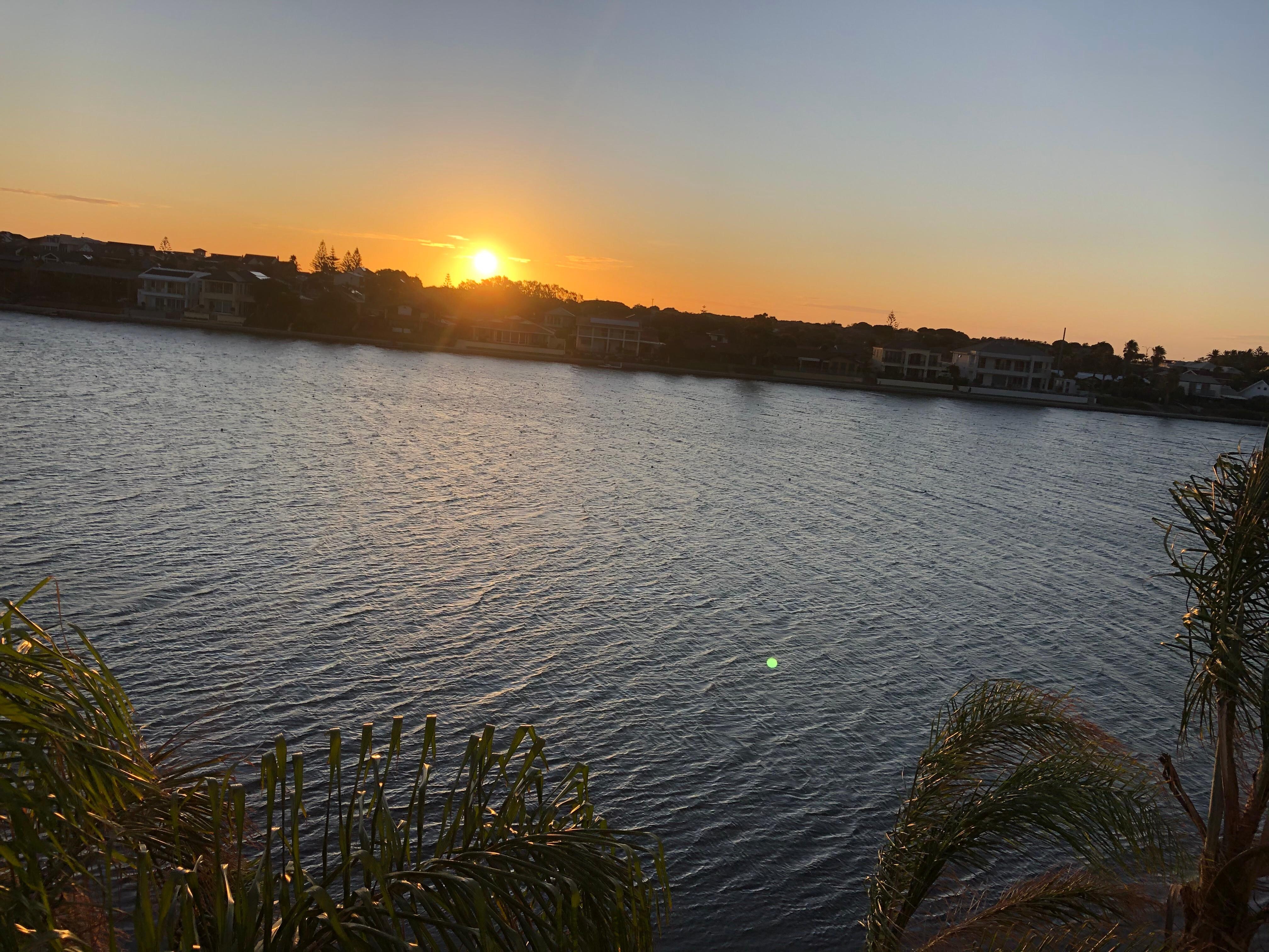 湖の対岸に沈む夕陽。