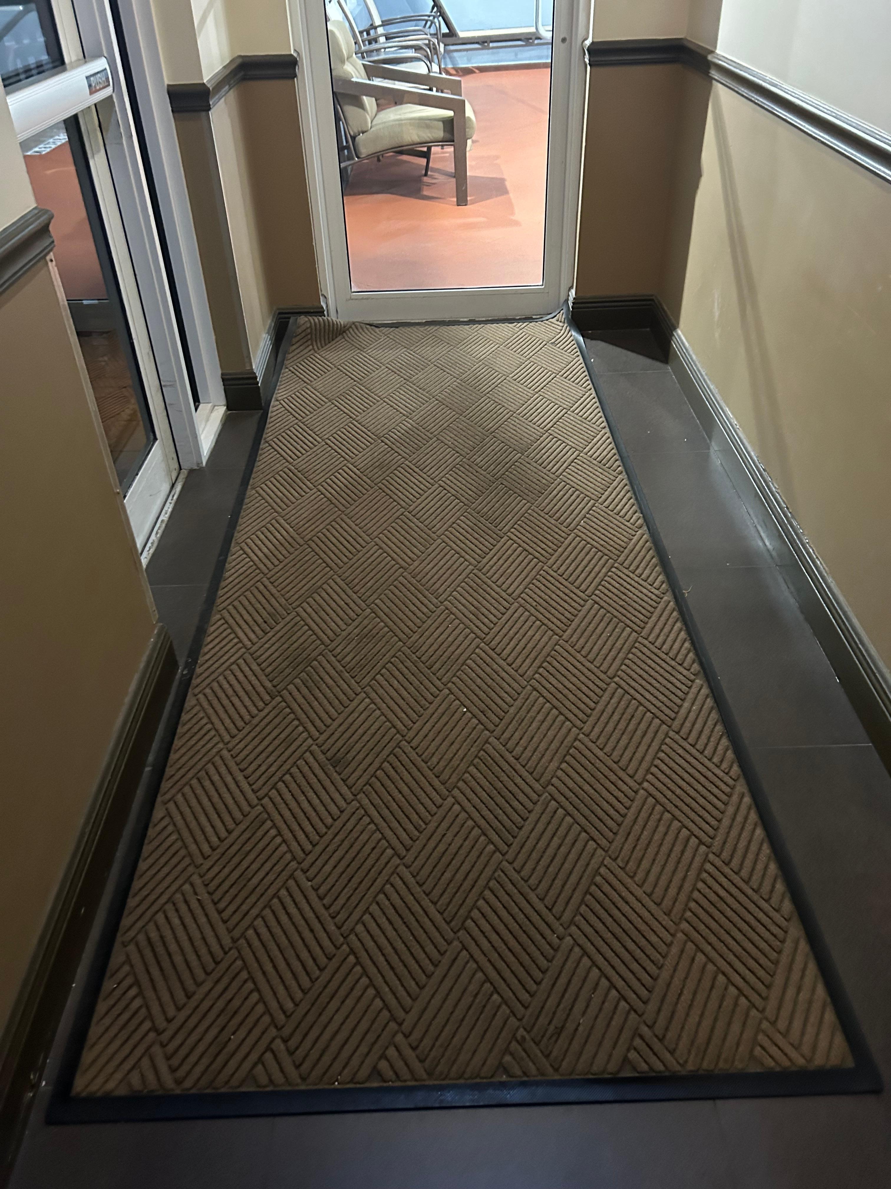 Il tappeto all’ingresso della piscina