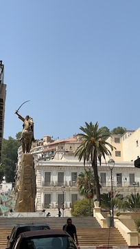 Proximité avec la place Emir Abdelkader