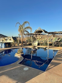 Pool am türkisfarbenen Haus