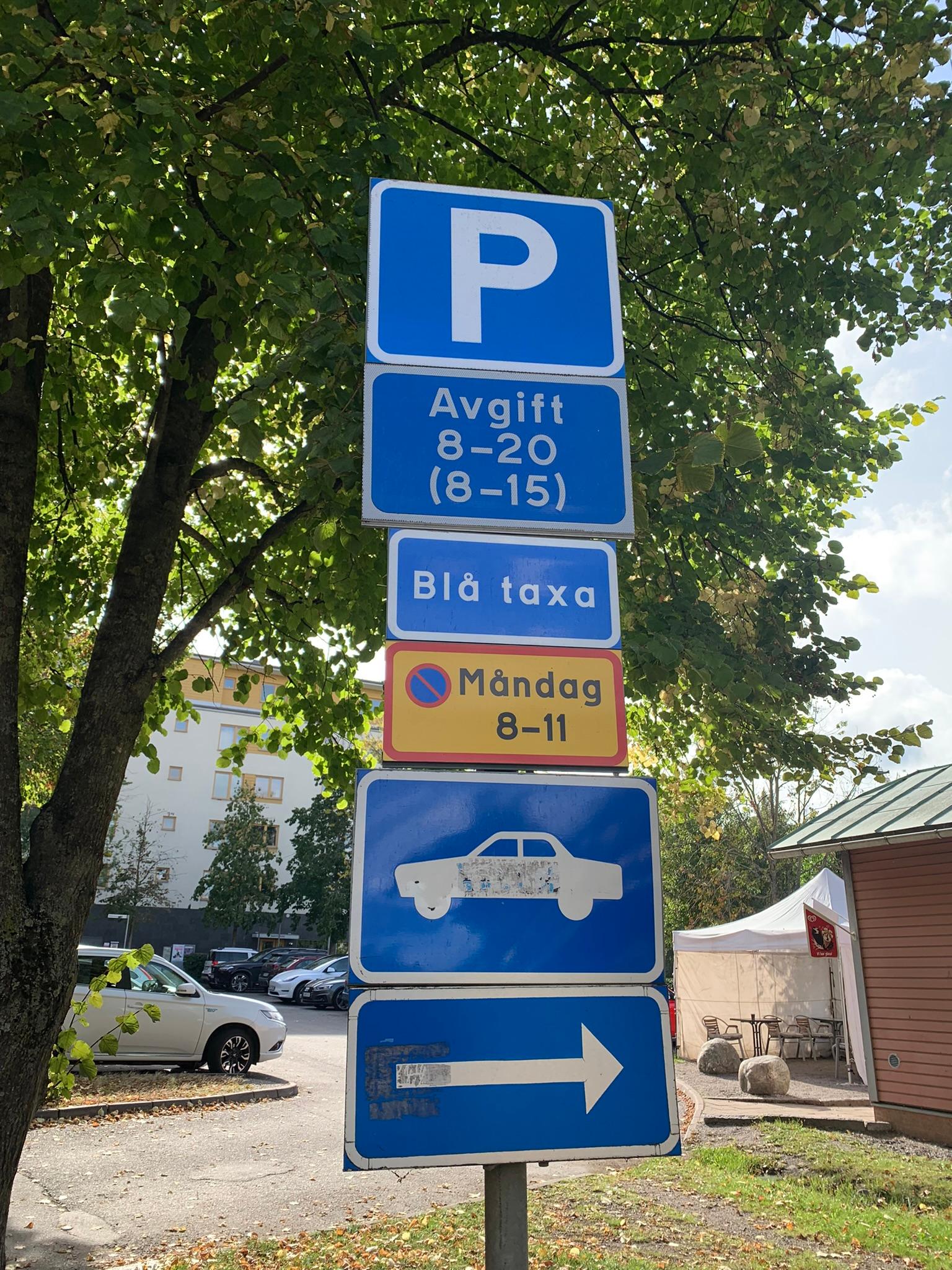 Paid parking but becareful with the yellow sign they charge me $72 for  3 hours for cleaning that i dont understand its in Swedish no english 