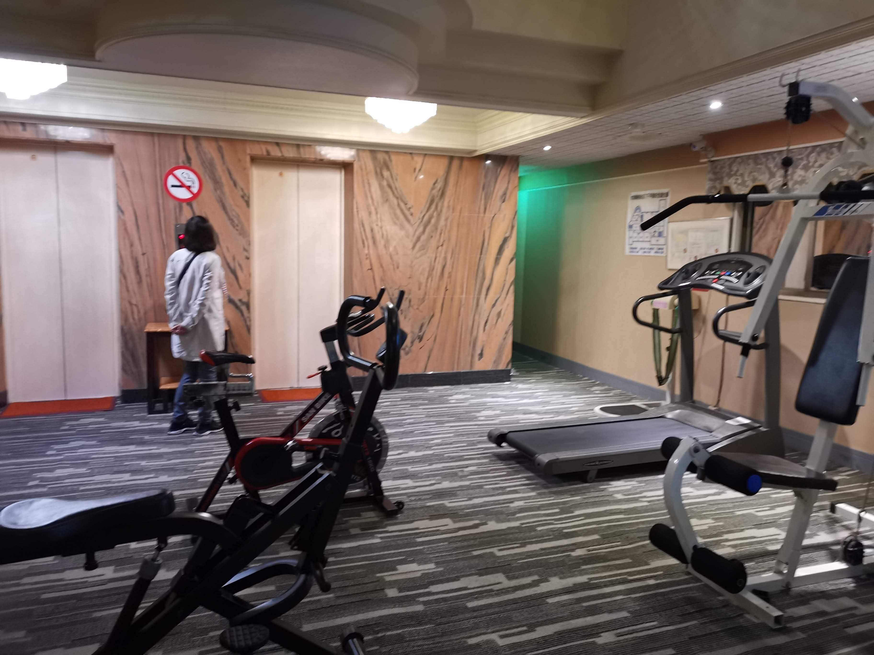 エレベーターホールに何故かフィットネス機器が並んでいました。