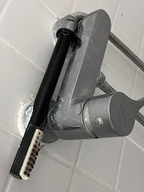 État du pommeau de douche sale, l’eau fuyait partout