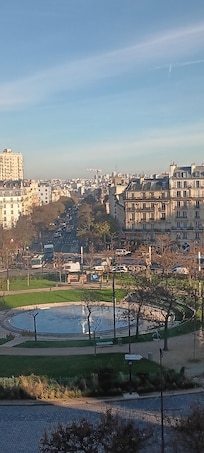 Vue de la place d Italie depuis l hĂŽtel.