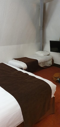 Chambre réservée triple executive pour 3 adultes. A l arrivée il y avait un grand lit 2 personnes et un lit de petite dimension 70cm de large sur 170 cm de long environ, le matelas dépassait du sommier, l oreiller coincé entre la charpentre et la tv