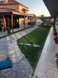 Schön angelegt mit 2 Hotel Hunden☺️