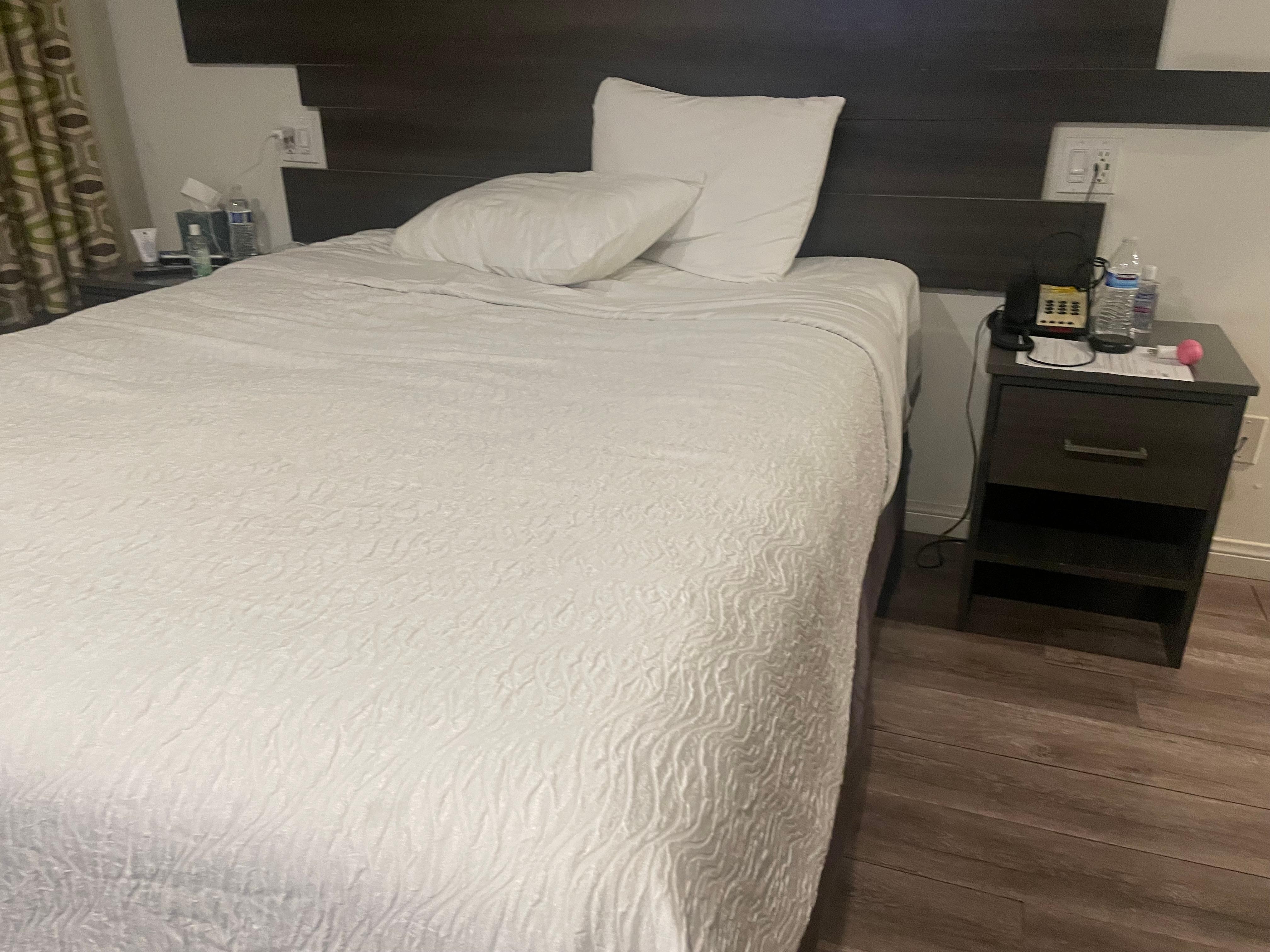 queen standard bedroom