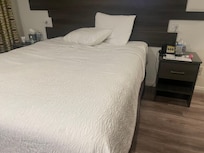 queen standard bedroom