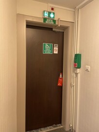 房門口,房內另一扇門通往一個很髒的旋轉樓梯