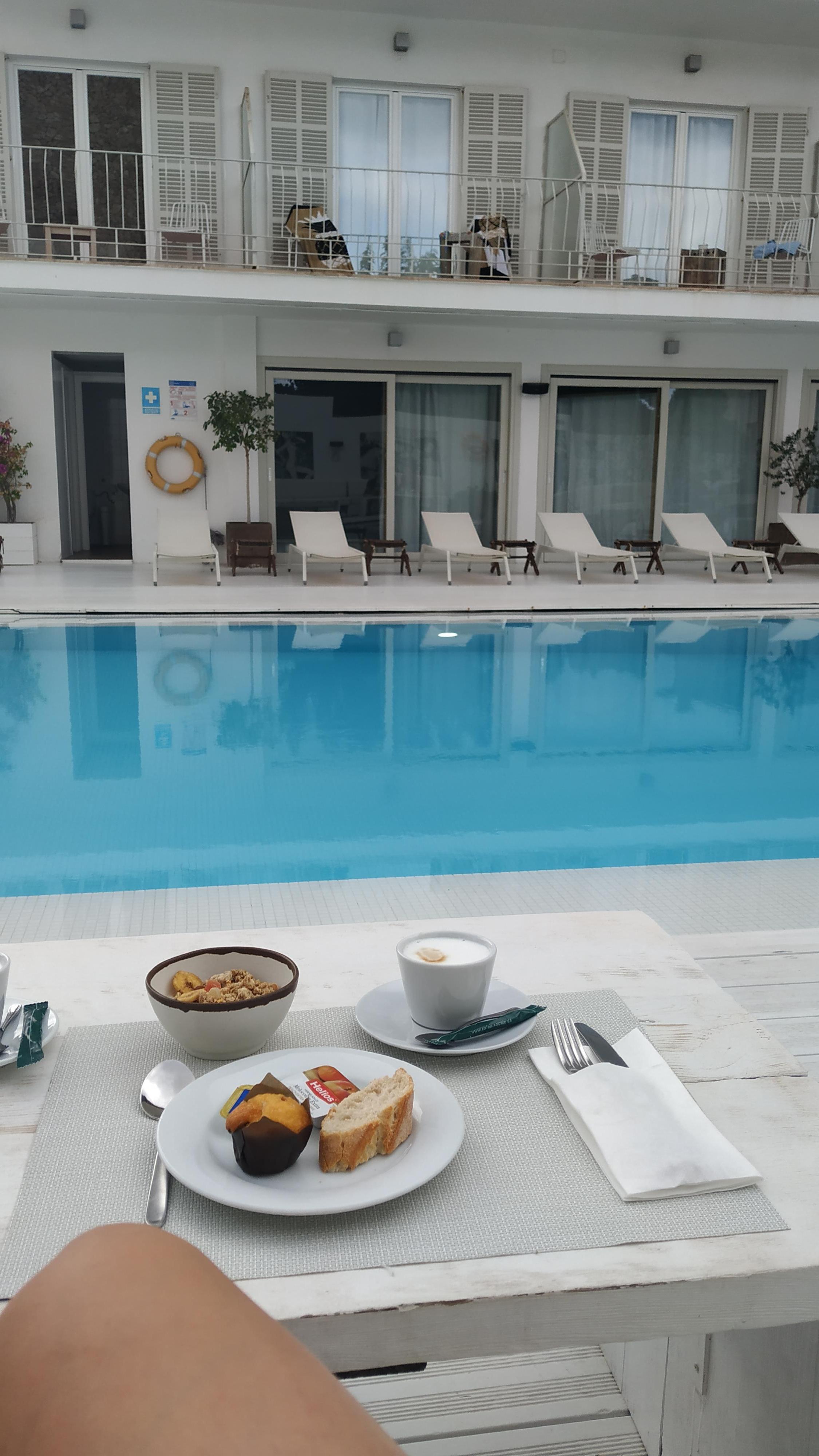 Petit déj au bord de la piscine