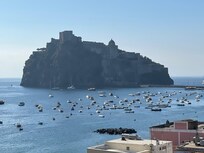 Udsigt fra altan mod østlige havn og borg.