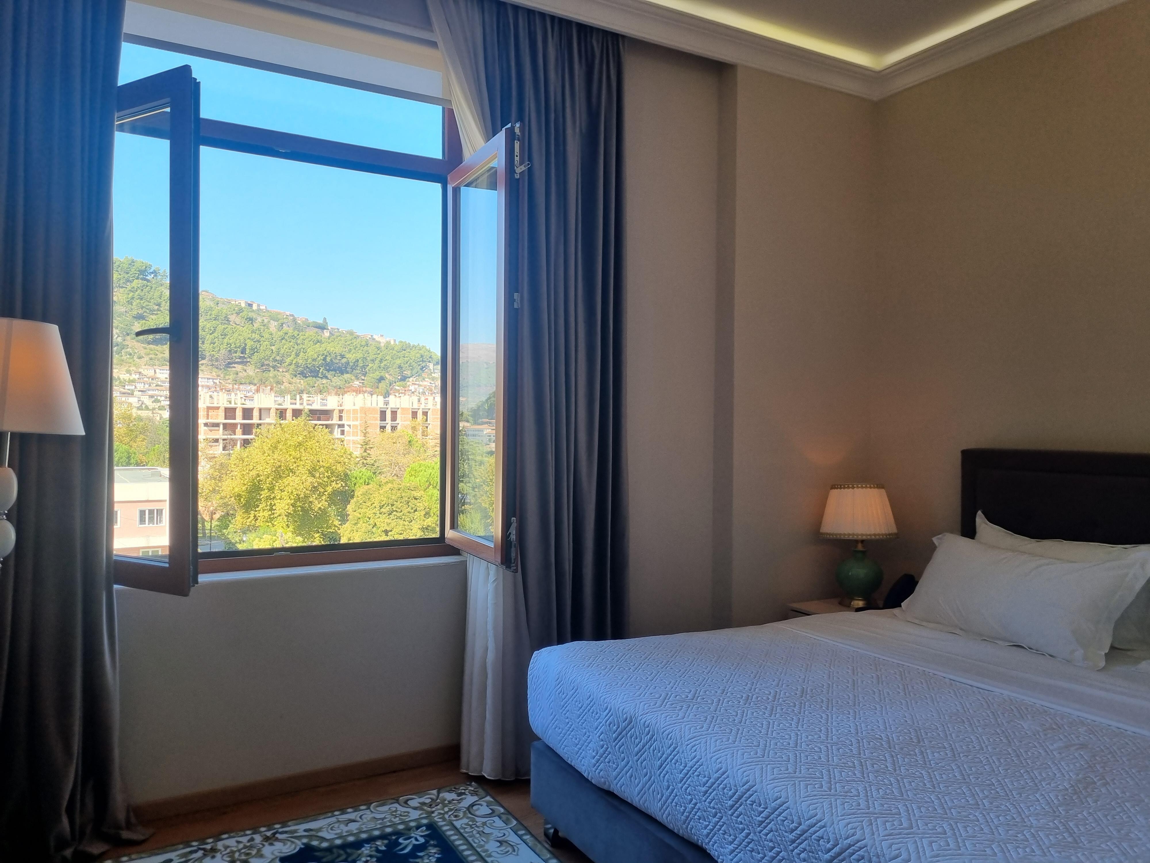 Habitación con amplia ventana y vista a la ciudad