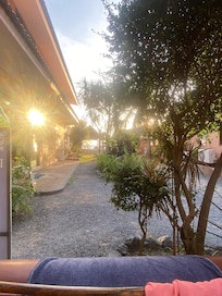 Udsigten fra vores værelse, lige ned til vandet hvor solnedgangen kan ses