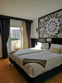 Looks real nice, but notice the details. As the crooked bedlam for instance. But as I said, totally ok.