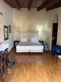 Comfy spacious room with big bed