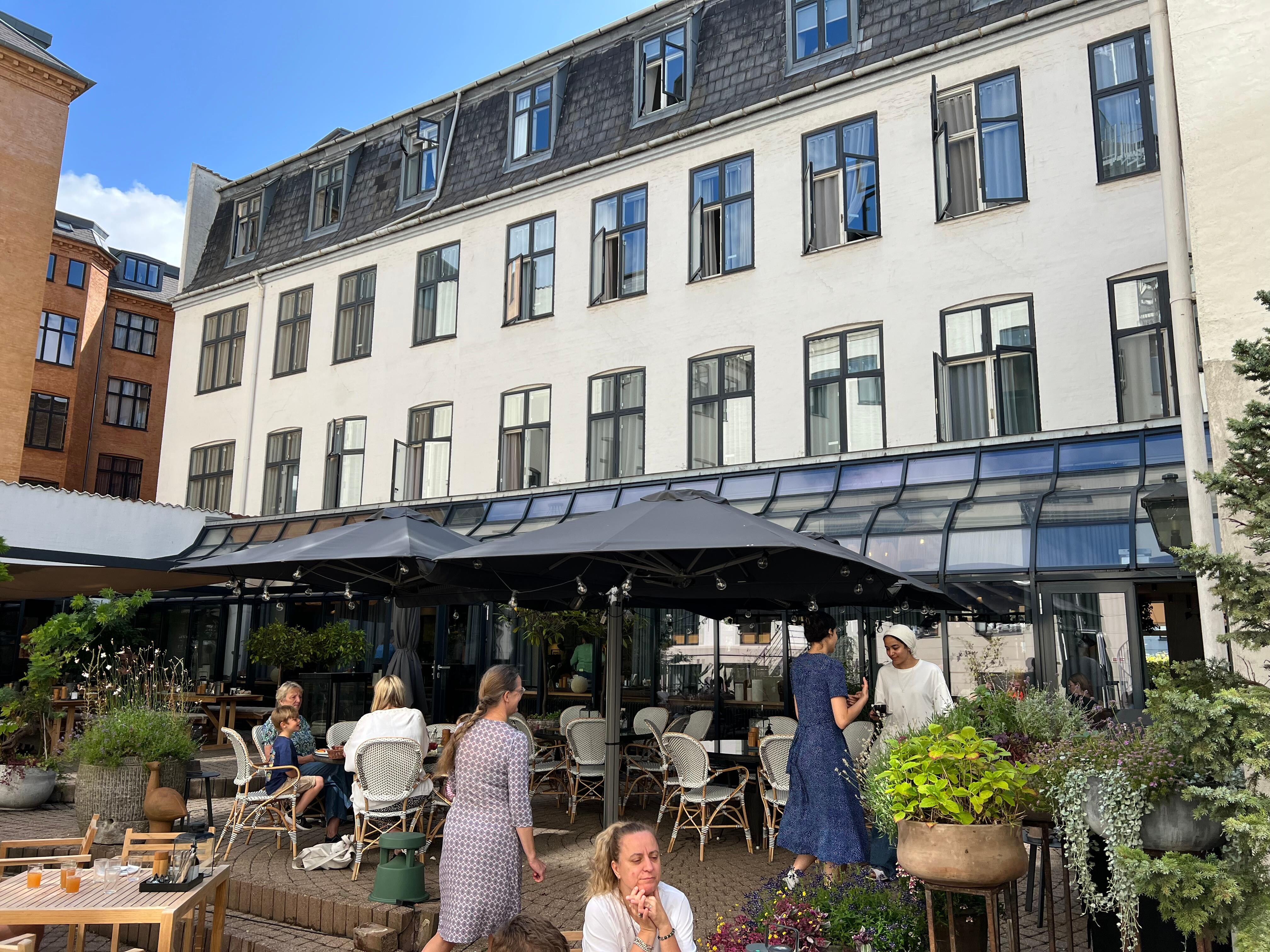 Frukostservering på en av de lummiga innergårdarna