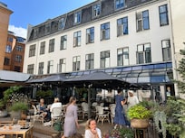 Frukostservering på en av de lummiga innergårdarna