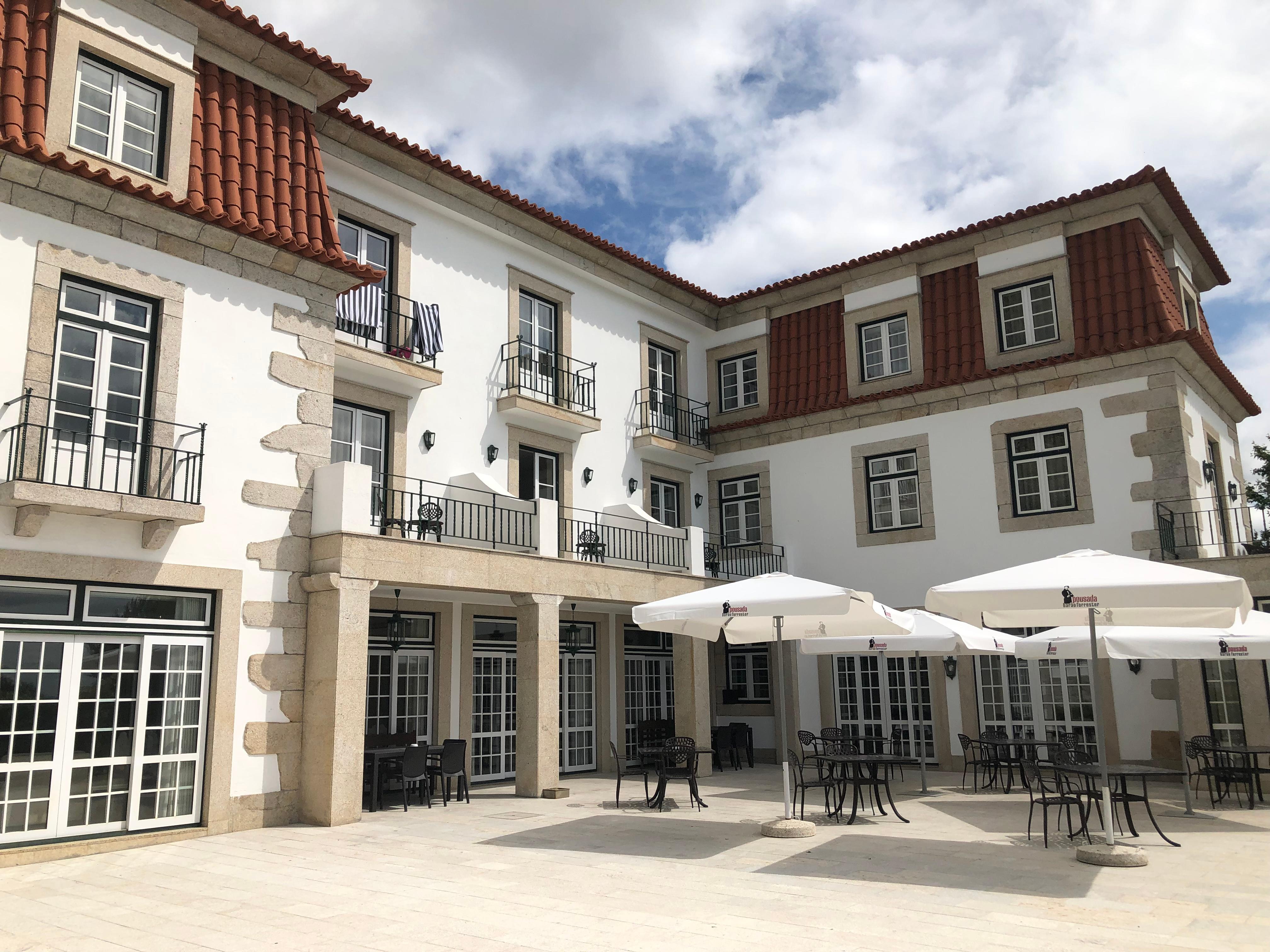 La terrasse qui donne sur la piscine 