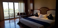 Bed large enough to sleep4