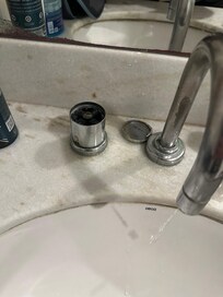 Torneira do quarto quebrada (água pinga o dia inteiro)