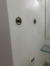 This is the broken towel rack.
