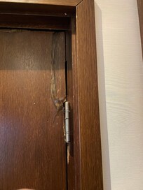 Døren havde været sparket ind