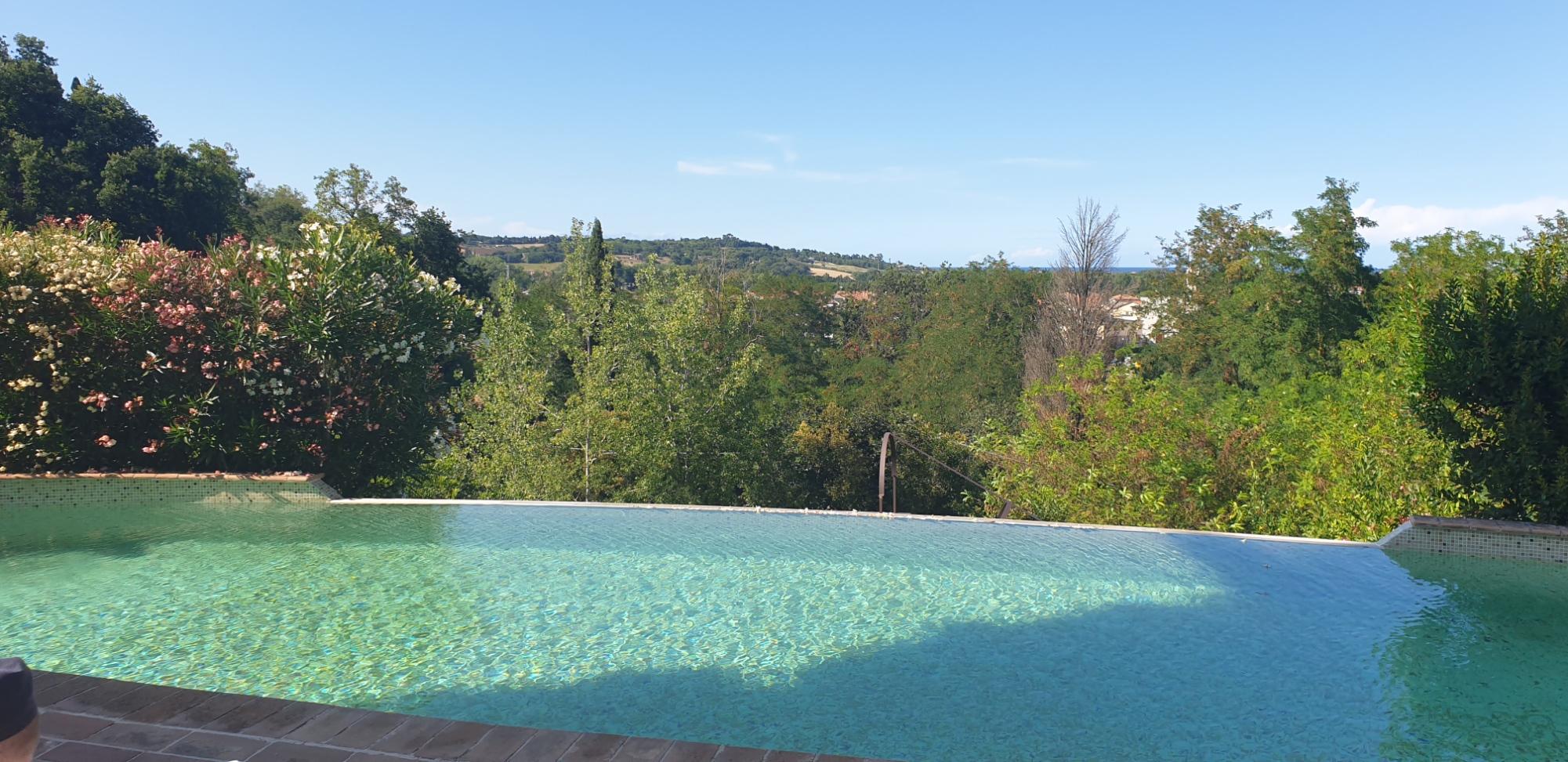 Vista dalla Piscina dell'Hotel Castello Montegiove