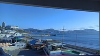 방에서 보이는 바닷가풍경