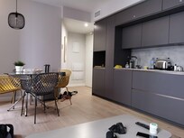 Romslig spiseplass og praktisk kjøkkenløsning.